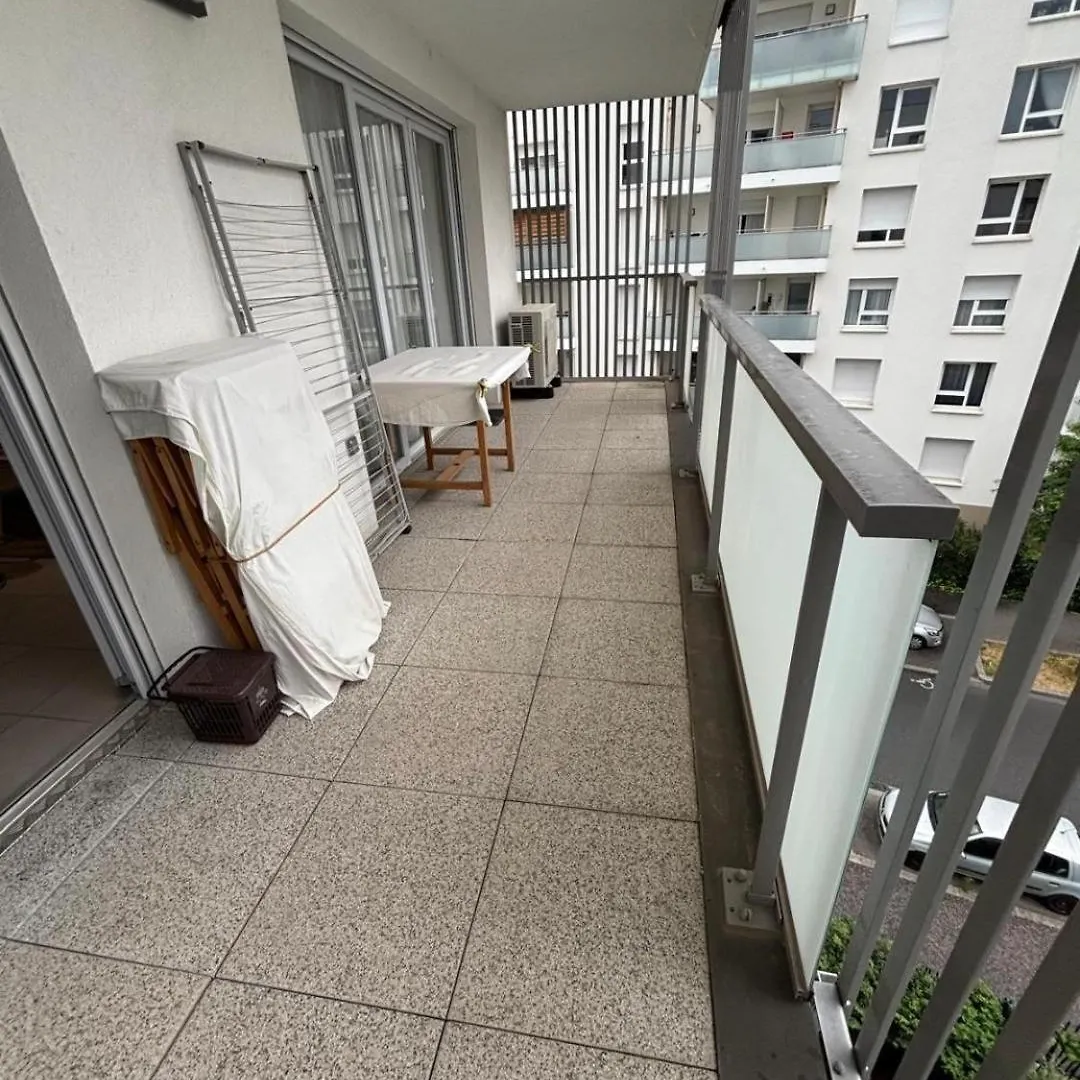 2 Bedrooms, Air Conditioning, Garage, Metro Vaulx-en-Velin Apartman